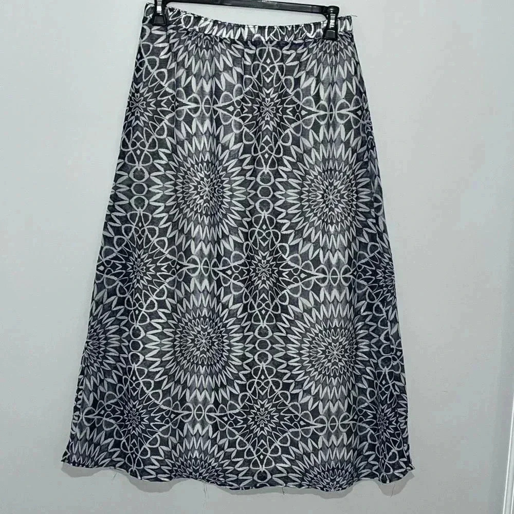 This GAP sz S maxi skirt is lightweight polyester for true flow and flounce EUC - Picture 6 of 6